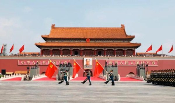 金富宝配资 今天我们为何眼含热泪？每一幕都是回答