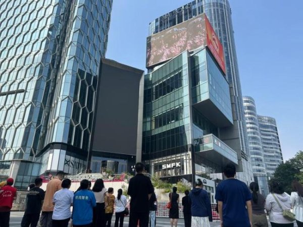 涨8配资 门店大屏幕转播阅兵 路人纷纷驻足