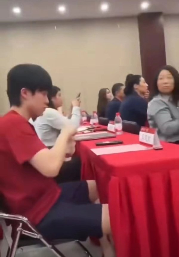 丰泰优配 王楚钦穿校服参加北京大学研究生开学仪式